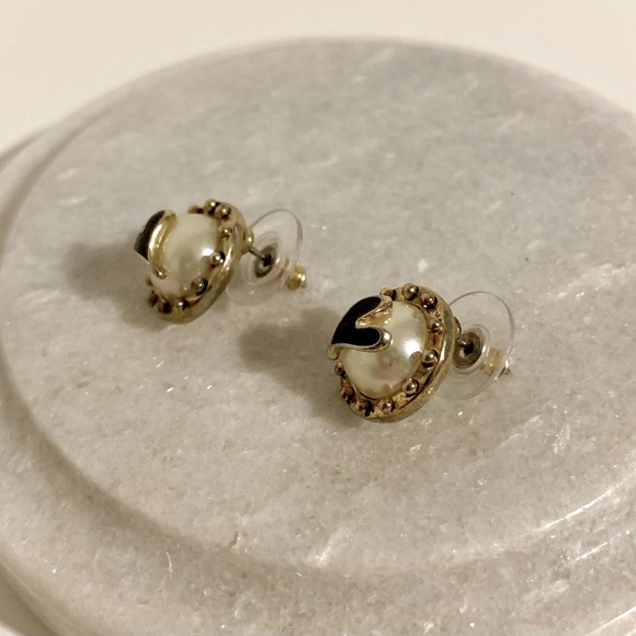 MOVING SALE | Women’s Betsey Johnson Black Heart Stud Fashion Earrings - Picture 2 of 3